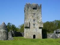 Aughnanure Castle mit Wehrmauer und Wachturm - Connemara, Co. Galway